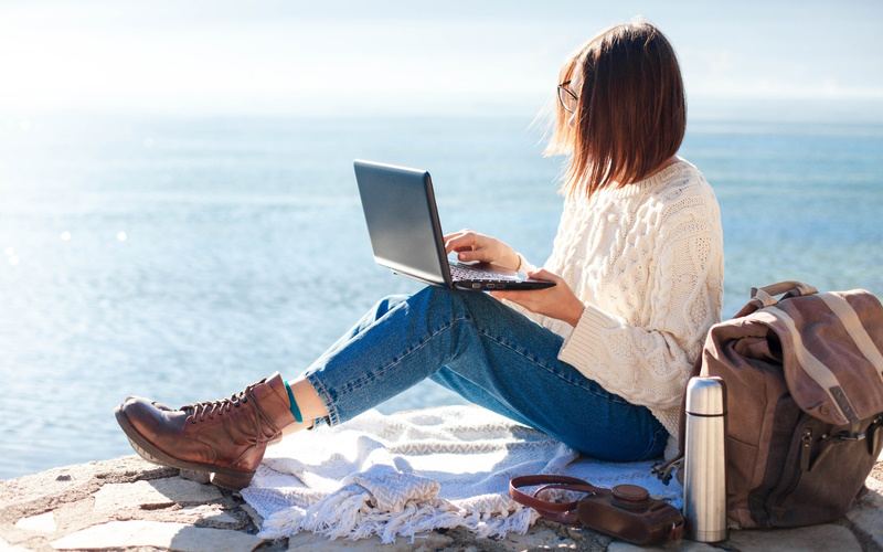 One third of UK office workers planning ‘workation’ ITIJ