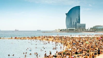Barcelona beach overcrowded 