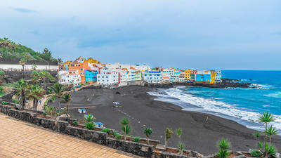 Three dead and several injured as powerful waves hit Tenerife