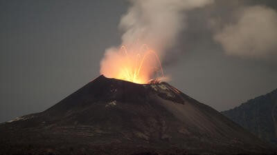 Volcanic eruption causes flight disruptions indonesia 155148397