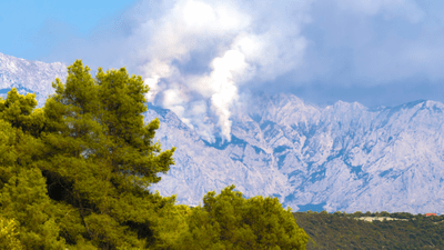 Hundreds evacuated as wildfire threatens Croatian island resort 
