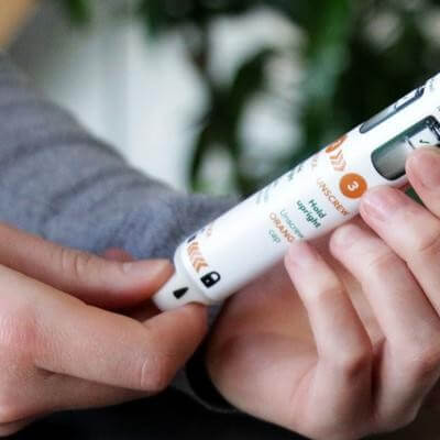 Hands-holding-trainer-auto-injector-pen 