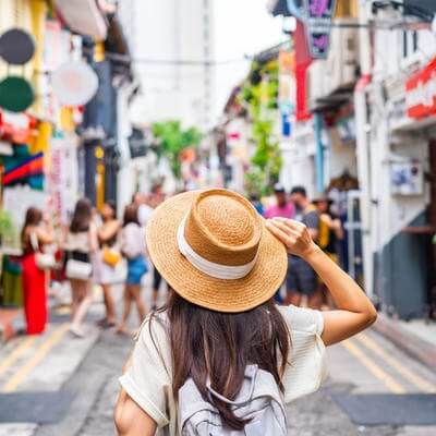 singapore tourist GettyImages-1473421123