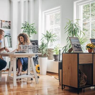 travel agent GettyImages-1338033051