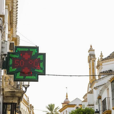 Image of Street thermometer on the LED sign of a pharmacy showing a temperature of 50 degrees Celsius (122ºF)
