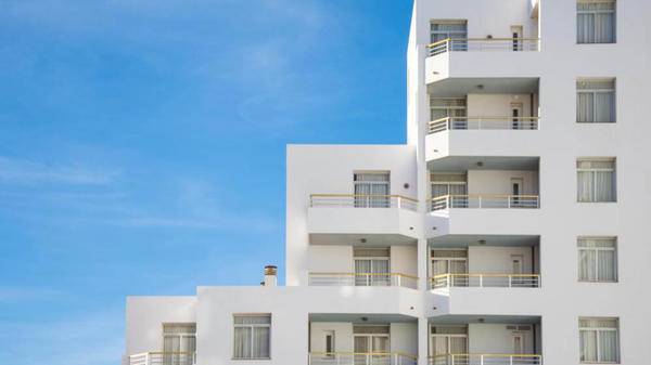Preventing tourists from balcony jumping