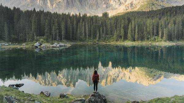 Solitary female traveller