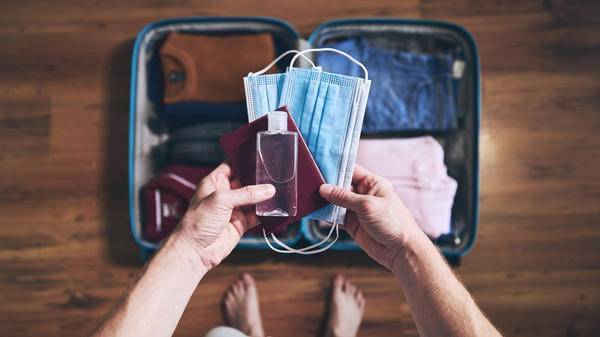 packing suitcase with mask 