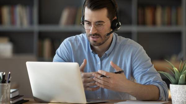 Travel advisor on the phone