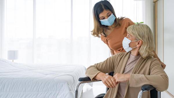 Nurse helps patient at home