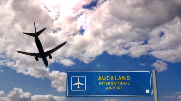 A plane flies into Auckland international airport