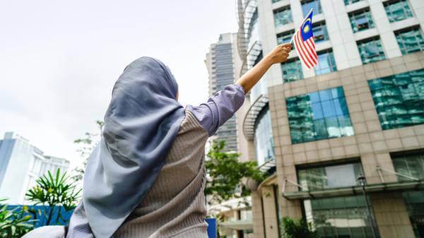Malaysia flag woman