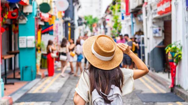 singapore tourist GettyImages-1473421123