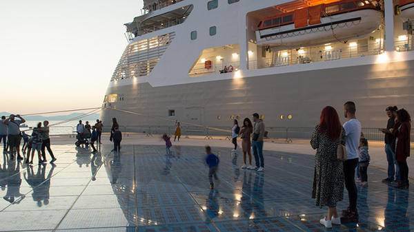 Cruise at dock