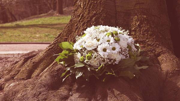 Natural funeral flowers by tree 