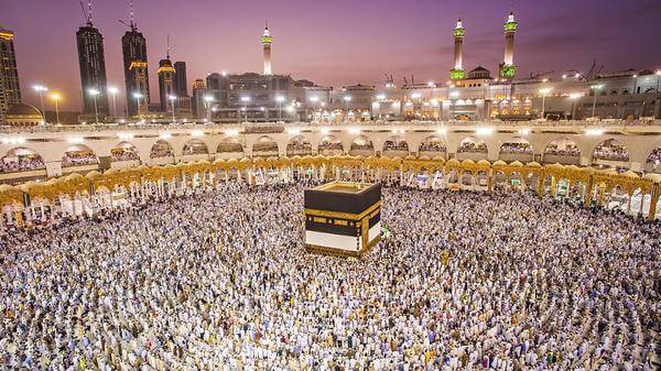 Muslim pilgrims from all around the world doing tawaf, praying around the kabah in Mecca, Saudi Arabia 