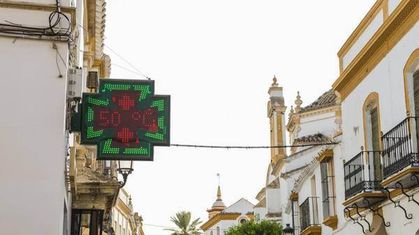 Image of Street thermometer on the LED sign of a pharmacy showing a temperature of 50 degrees Celsius (122ºF)