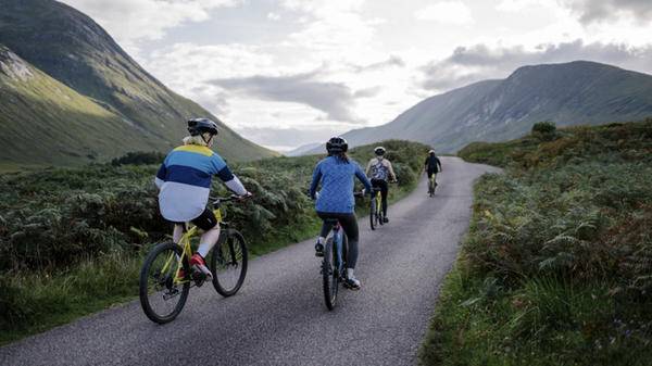 Image of holidaymakers cycling in a group