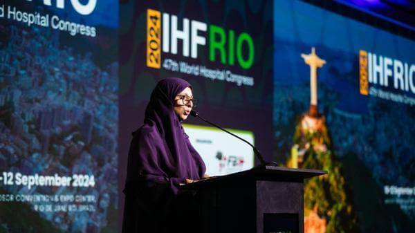 Speaker on stage at the 47th World Hospital Congress in Rio de Janeiro