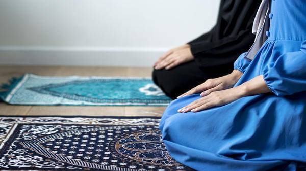 Muslim prayers in Tashahhud posture 