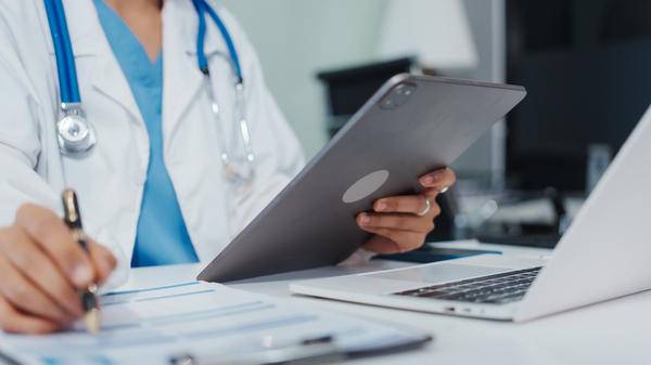 Virtual care puts patients in the driving seat, say HCPs GettyImages-2211881131