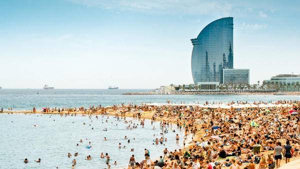 Barcelona beach overcrowded 