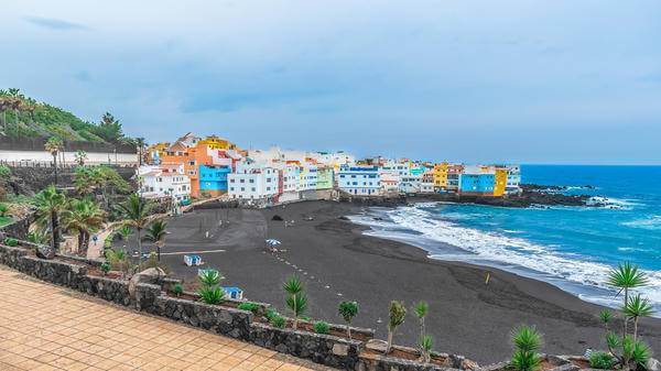 Three dead and several injured as powerful waves hit Tenerife