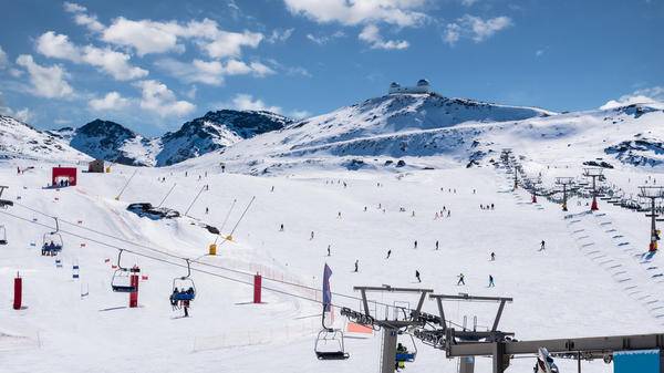California avalanche leaves nine skiers missing as blizzard hampers rescue efforts