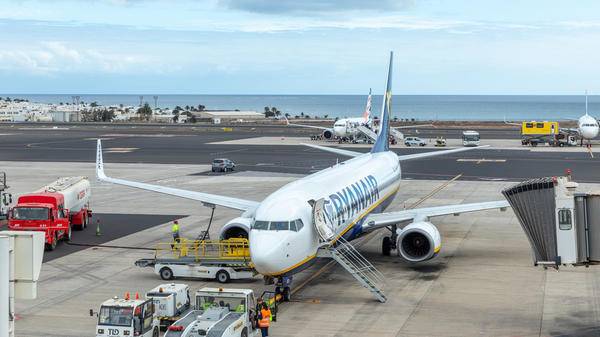 Border delays leave dozens of Ryanair passengers stranded in Lanzarote