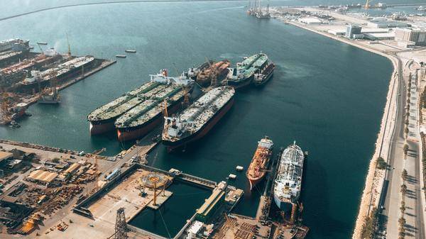 dubai harbour oil tanker