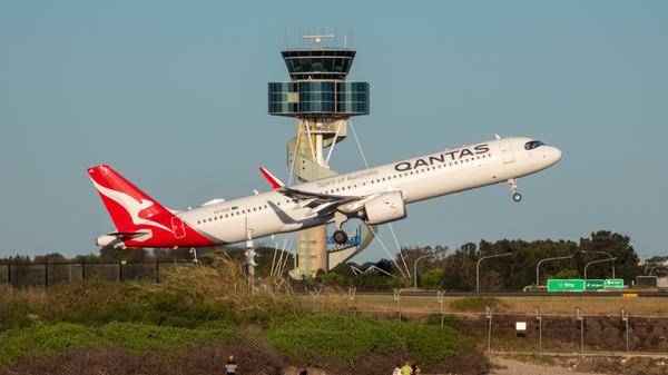 Sydney airport Qantas plane