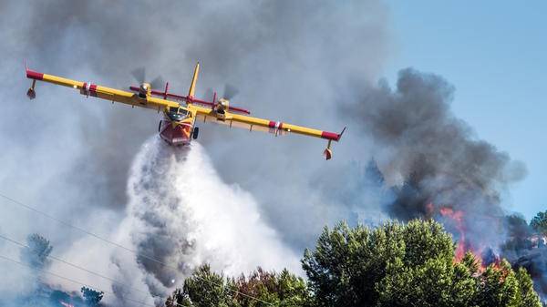 France wildfire plane
