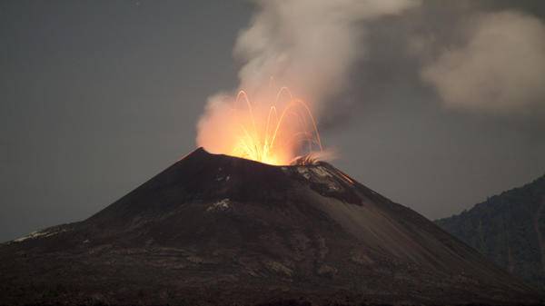 Volcanic eruption causes flight disruptions indonesia 155148397